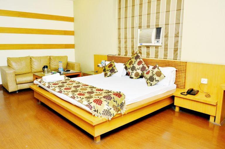 Hotel Mandakini Plaza Kanpur Luaran gambar