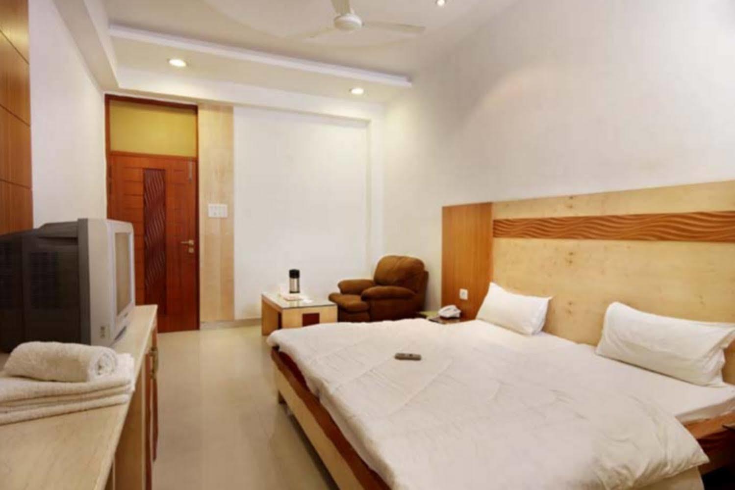 Hotel Mandakini Plaza Kanpur Bilik gambar